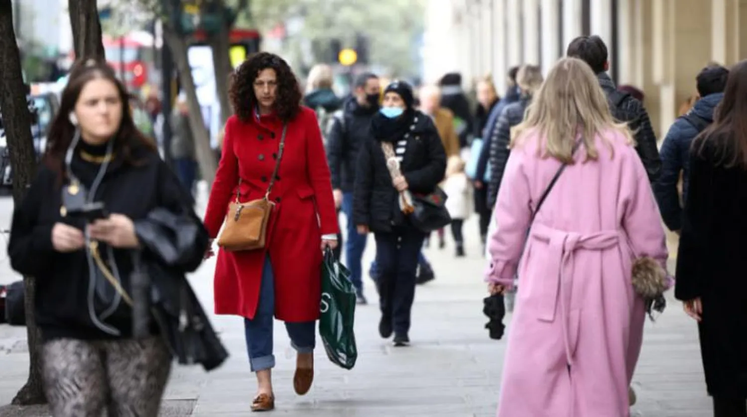 İngiltere’de dün kapatma kısıtlamalarının hafifletilmesinin ardından kalabalık Londra sokakları (Reuters)