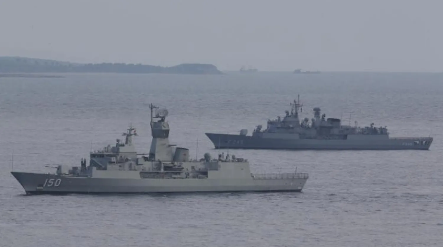 Çanakkale Boğazı'ndaki Türk savaş gemileri (AP)