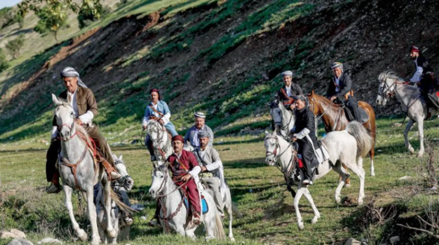 Erbil’de önceki gün düzenlenen Bahar Şenliği sırasında ata binen Kürtler (AFP)