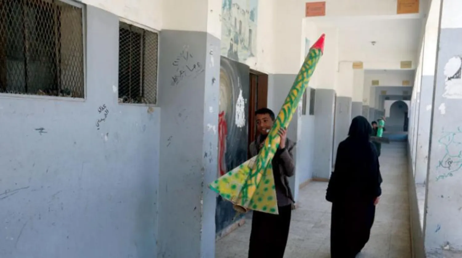 Geçen ay Sana'daki bir okulda füze maketi taşıyan bir öğrenci (EPA)