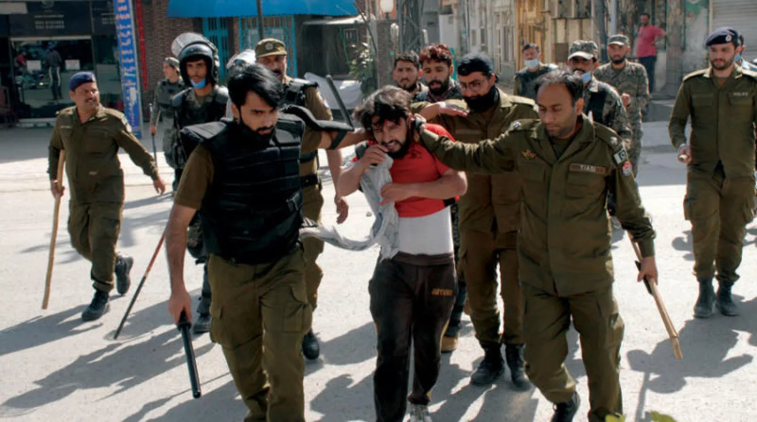 قوات الأمن خلال توقيف أحد مؤيدي جماعة «لبيك باكستان» في روالبندي أمس (إ.ب.أ)