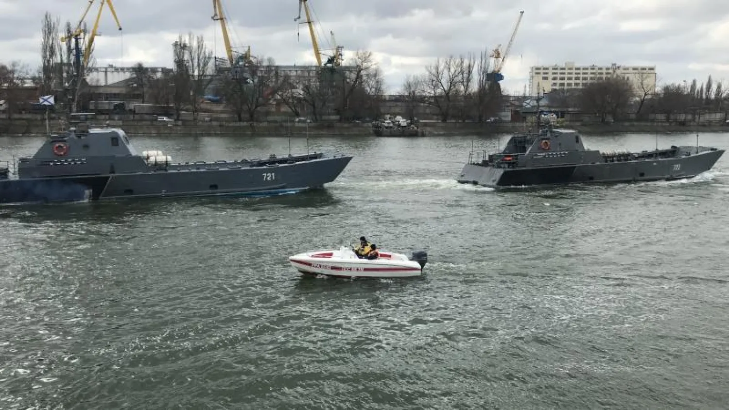 سفن حربية تابعة لأسطول البحرية الروسية تبحر خلال انتقالها من بحر قزوين إلى البحر الأسود (أ.ف.ب)