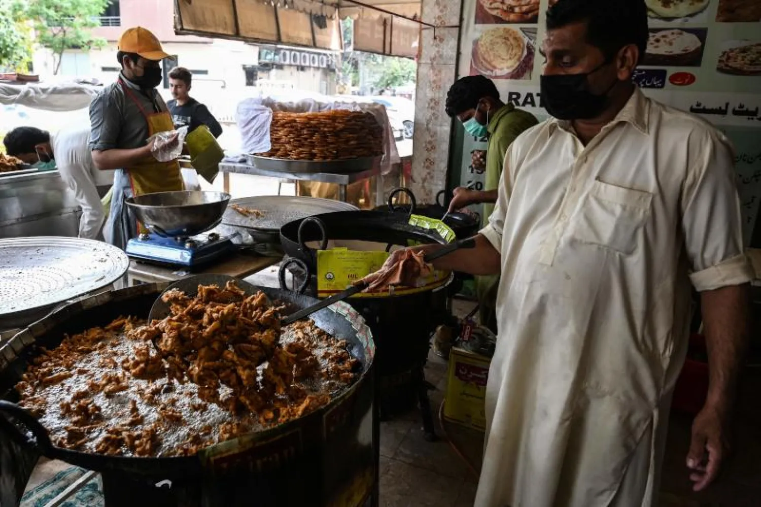خباز يعد الحلوى في إسلام آباد (أ.ف.ب)