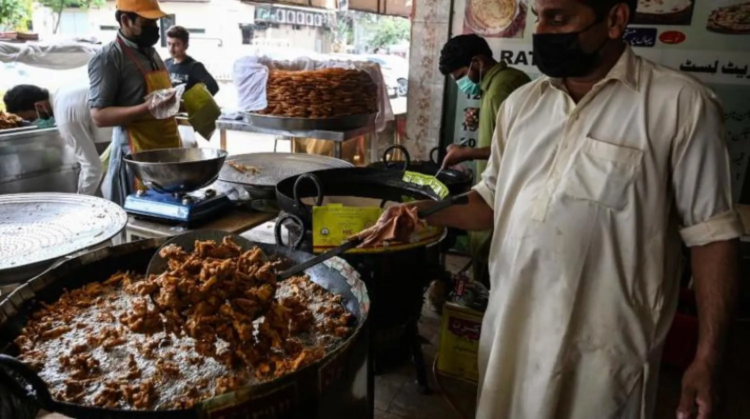 İslamabad’da tatlı hazırlayan bir esnaf (AFP)