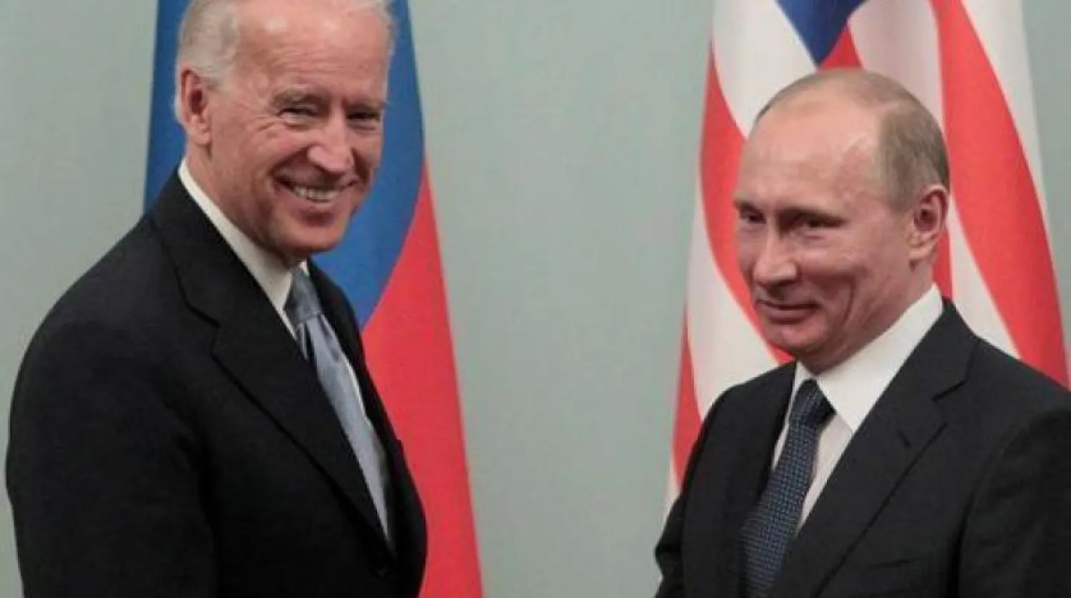 ABD Başkanı Joe Biden, Rus mevkidaşı Vladimir Putin ile el sıkışırken (Arşiv - Reuters)
