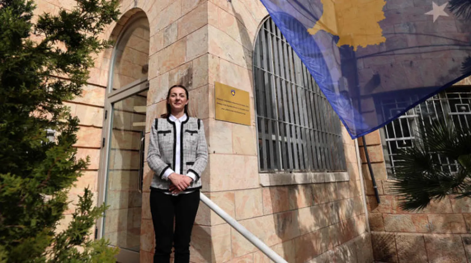 أول سفيرة لكوسوفو لدى إسرائيل أمام المصورين في افتتاح السفارة في القدس منتصف مارس الماضي (أ.ف.ب)