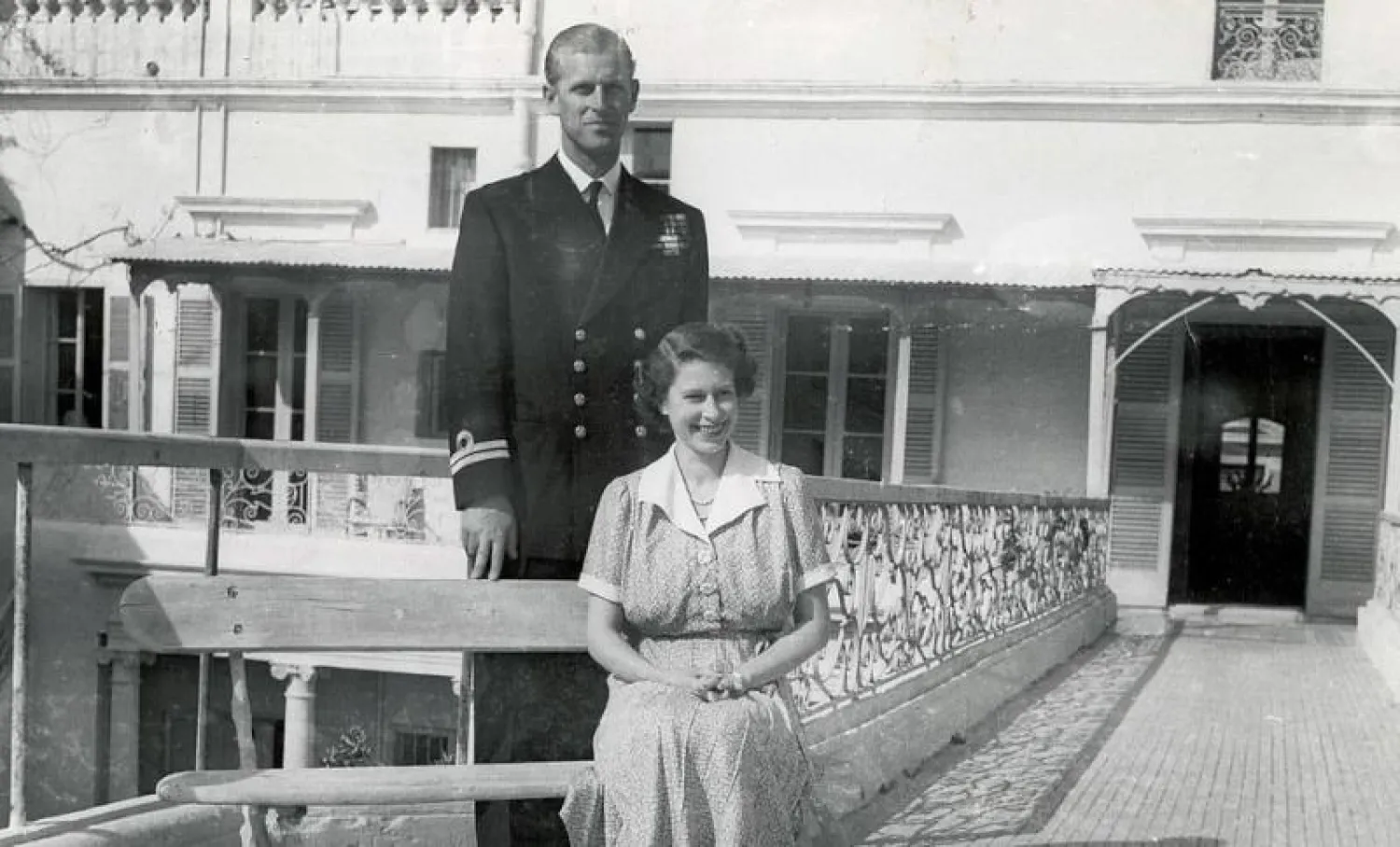 الأمير الراحل فيليب إلى جانب زوجته الملكة إليزابيث خلال إقامتهما في فيلا بمالطا (ديلي ميل)