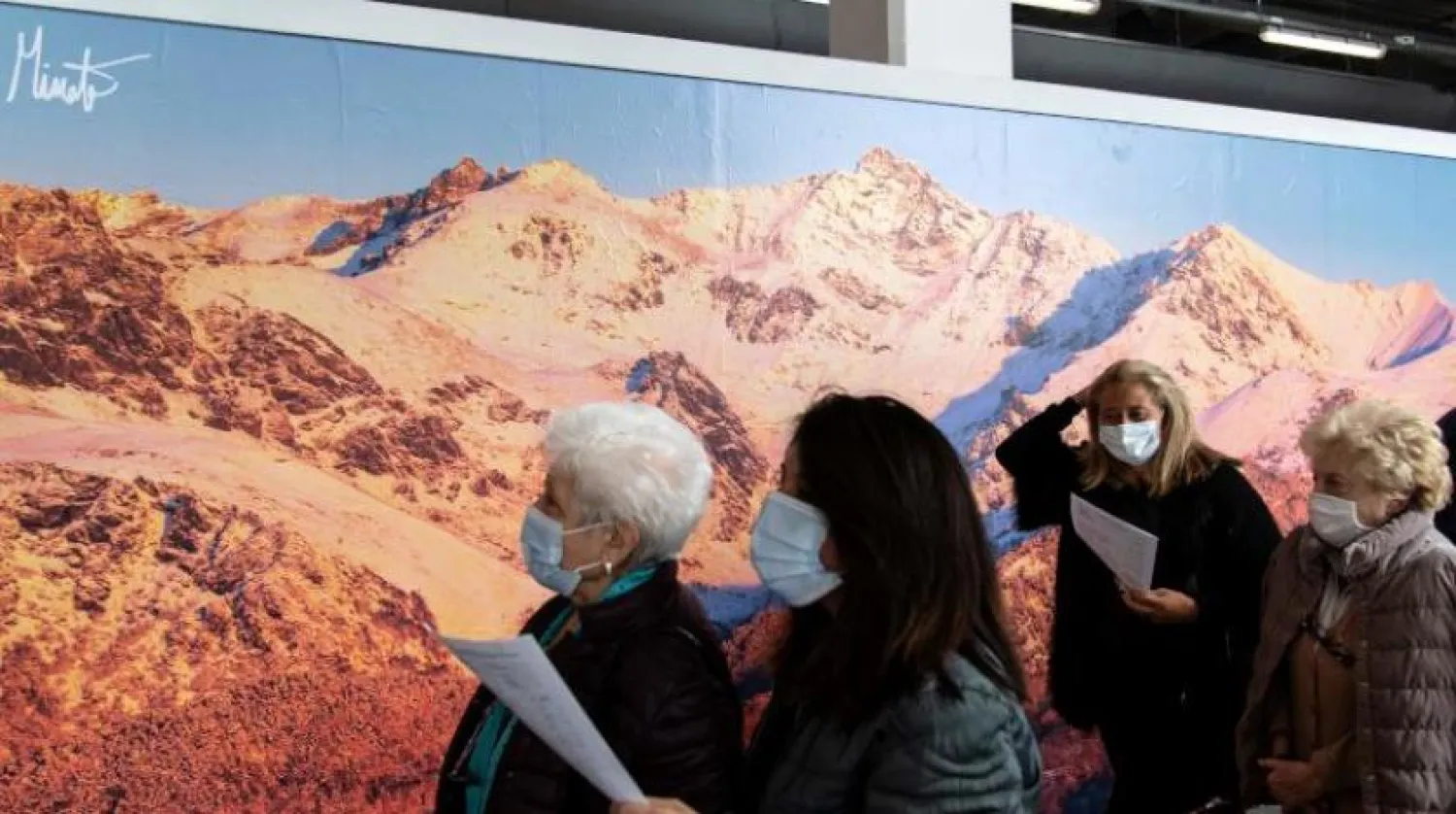 İtalya’nın Torino şehrinde aşılama merkezine giden kadınlar (AFP)