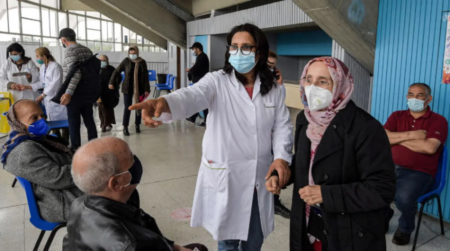 مسنة تستعد لتلقي جرعة من لقاح «فايزر - بايونتيك» في تونس الاثنين (أ.ف.ب)