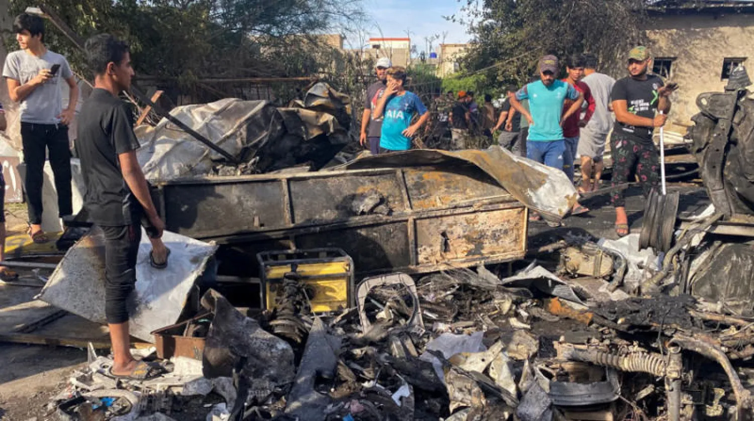 عراقيون يعاينون آثار الانفجار في مدينة الصدر ببغداد أمس (رويترز)