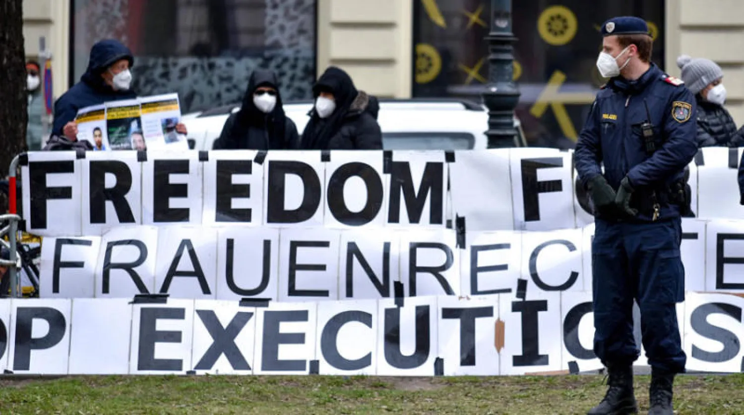 معارضون إيرانيون يذكرون بتردي أوضاع حقوق الإنسان في موطنهم في وقفة احتجاجية أمام «غراند أوتيل» حيث تعقد مباحثات لإحياء الاتفاق النووي مع إيران في فيينا أمس (أ.ف.ب)