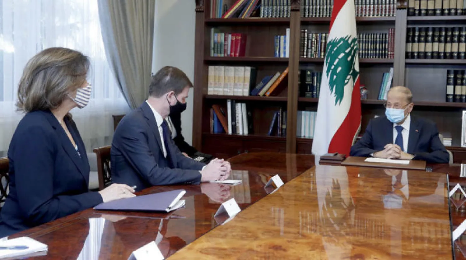 الرئيس ميشال عون مستقبلاً ديفيد هيل والسفيرة الأميركية في لبنان (دالاتي ونهرا)