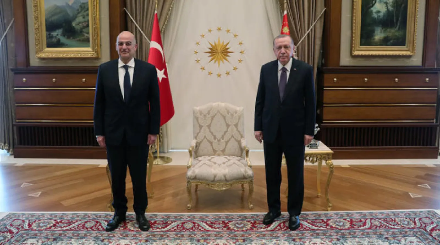 الرئيس التركي (يمين) مع وزير الخارجية اليوناني في أنقرة أمس (رويترز)