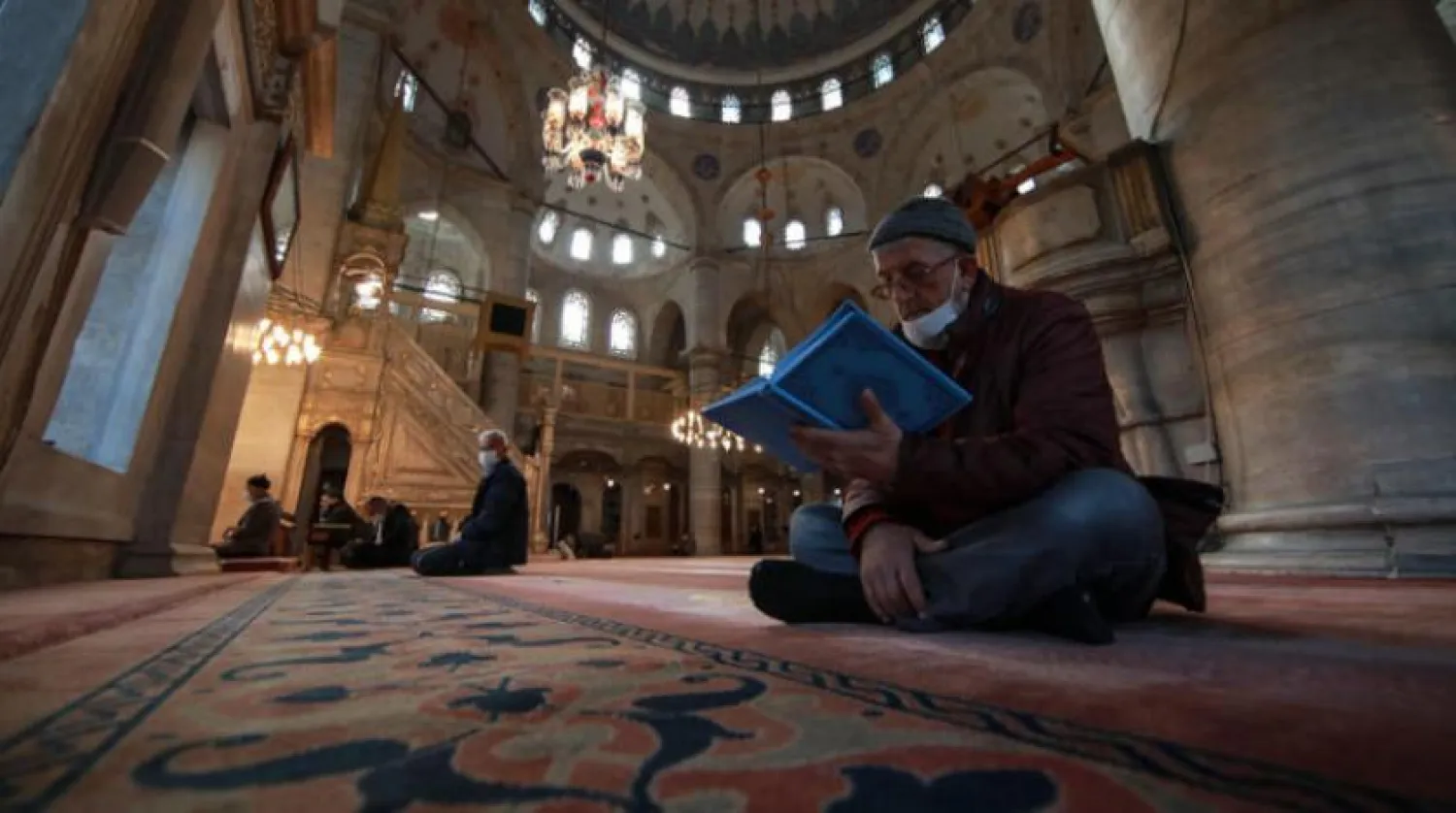 Social distancing in a mosque in Istanbul on the eve of Ramadan. (AP) 