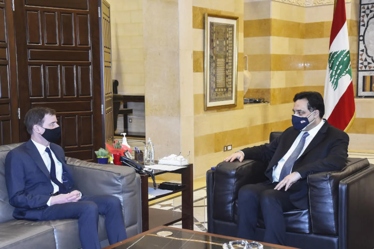 مساعد وزير الخارجية الأميركية للشؤون السياسية ديفيد هيل خلال لقائه مع رئيس حكومة تصريف الأعمال حسان دياب (د.ب.أ)