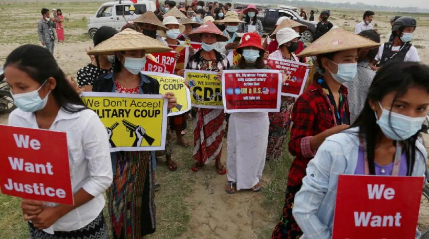 Protestocular askeri darbeyi kınayan pankartlar tutuyor (EPA)