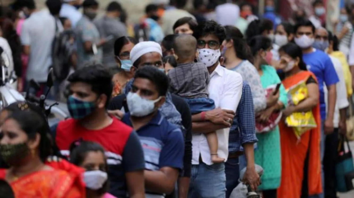 طابور أمام أحد محلات الأغذية في مومباي (رويترز)