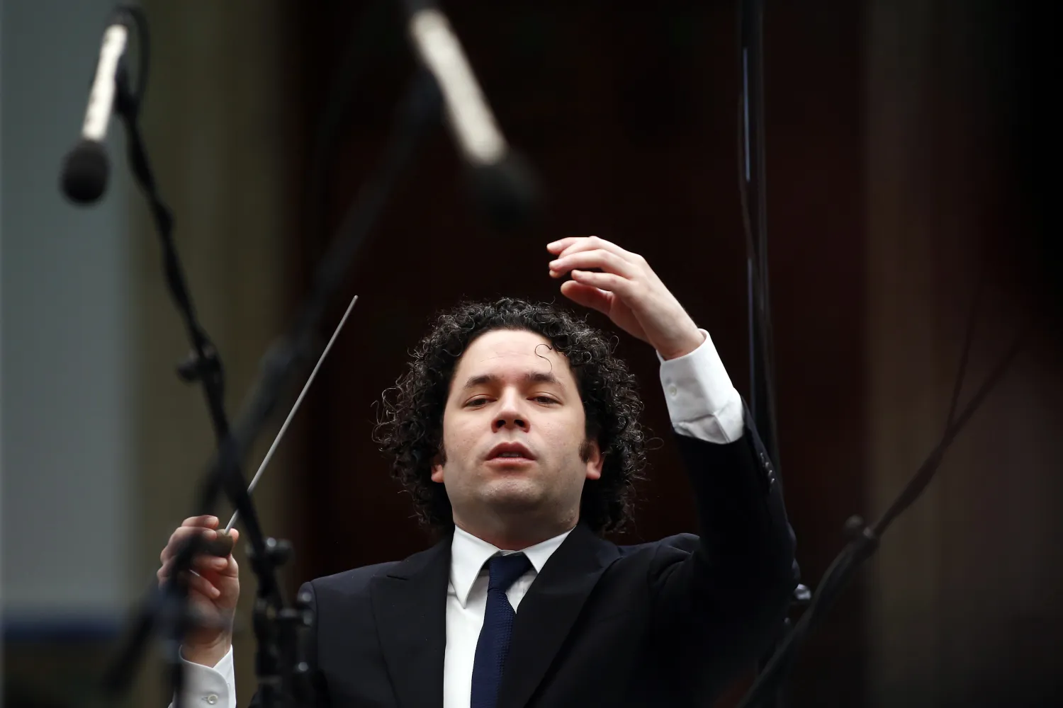Venezuela's classical music superstar Gustavo Dudamel conducts a concert at the foreign ministry headquarters in Caracas February 15, 2014. REUTERS/Jorge Silva