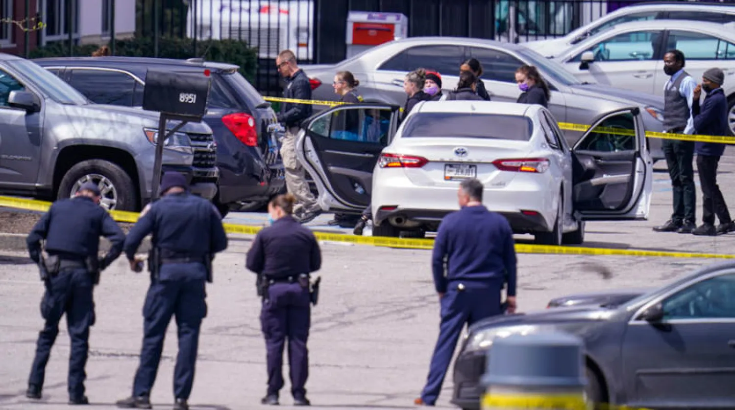 عناصر أمن أمام مركز فرز البريد التابع لشركة «فيديكس» قرب مطار إنديانابوليس أمس (أ.ب)