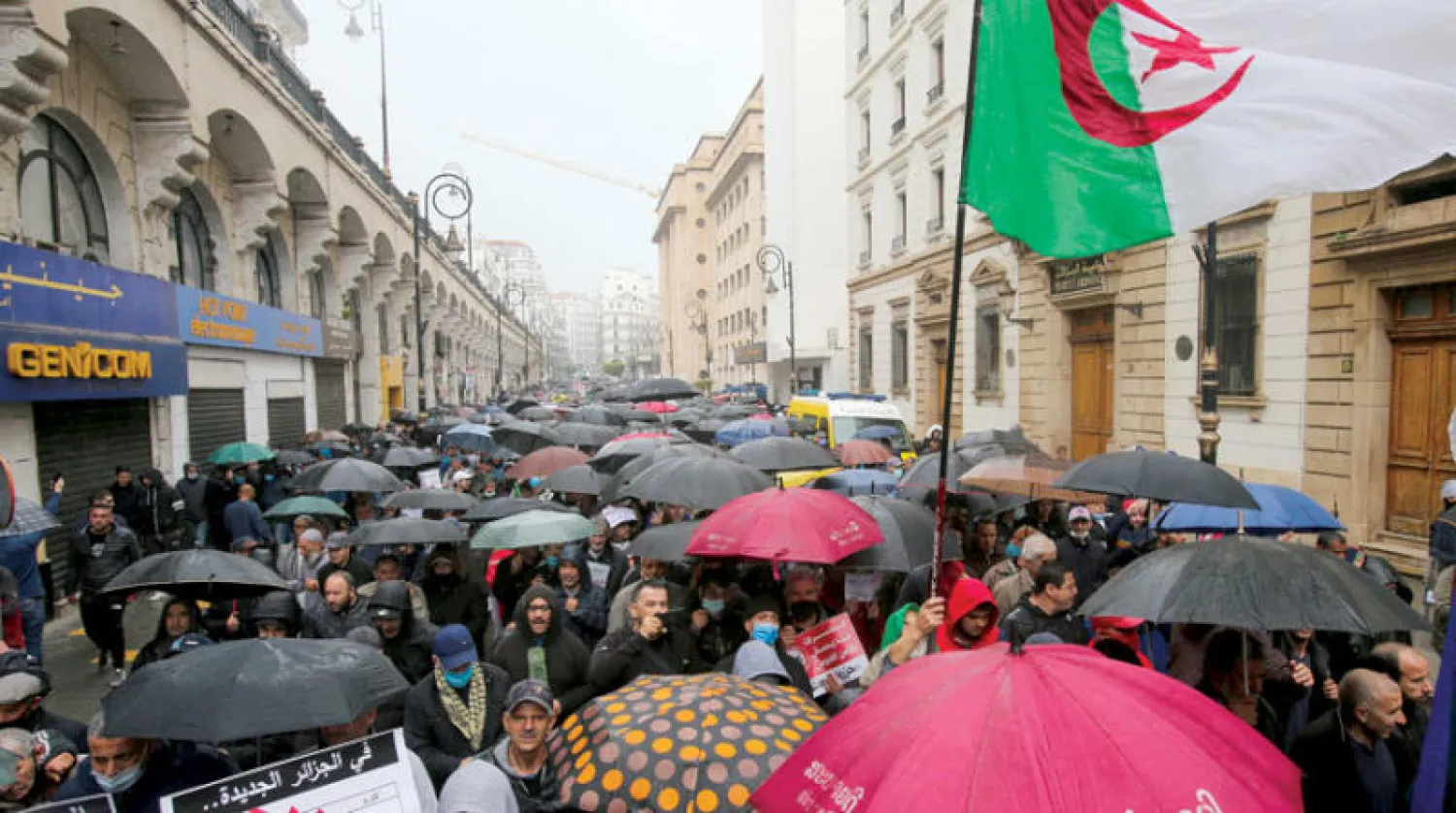 جانب من الاحتجاجات في العاصمة الجزائرية أمس (رويترز)