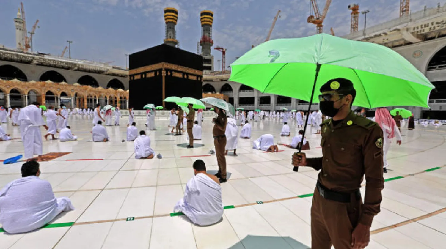 التزام لافت بالإجراءات الاحترازية في الحرم المكي (أ.ف.ب)