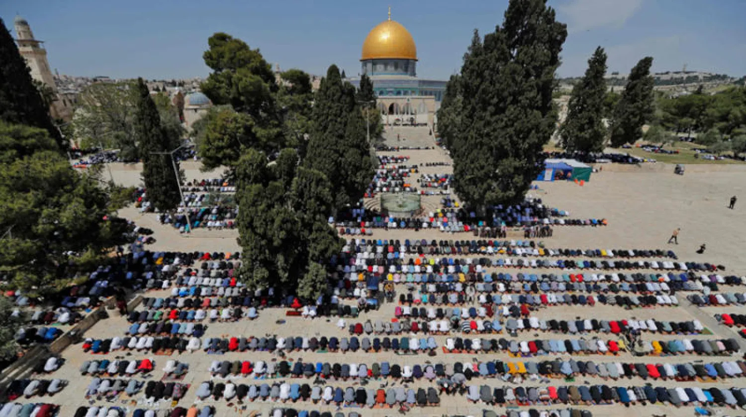 فلسطينيون يؤدون صلاة الجمعة الأولى في رمضان بالأقصى أمس (أ.ف.ب)