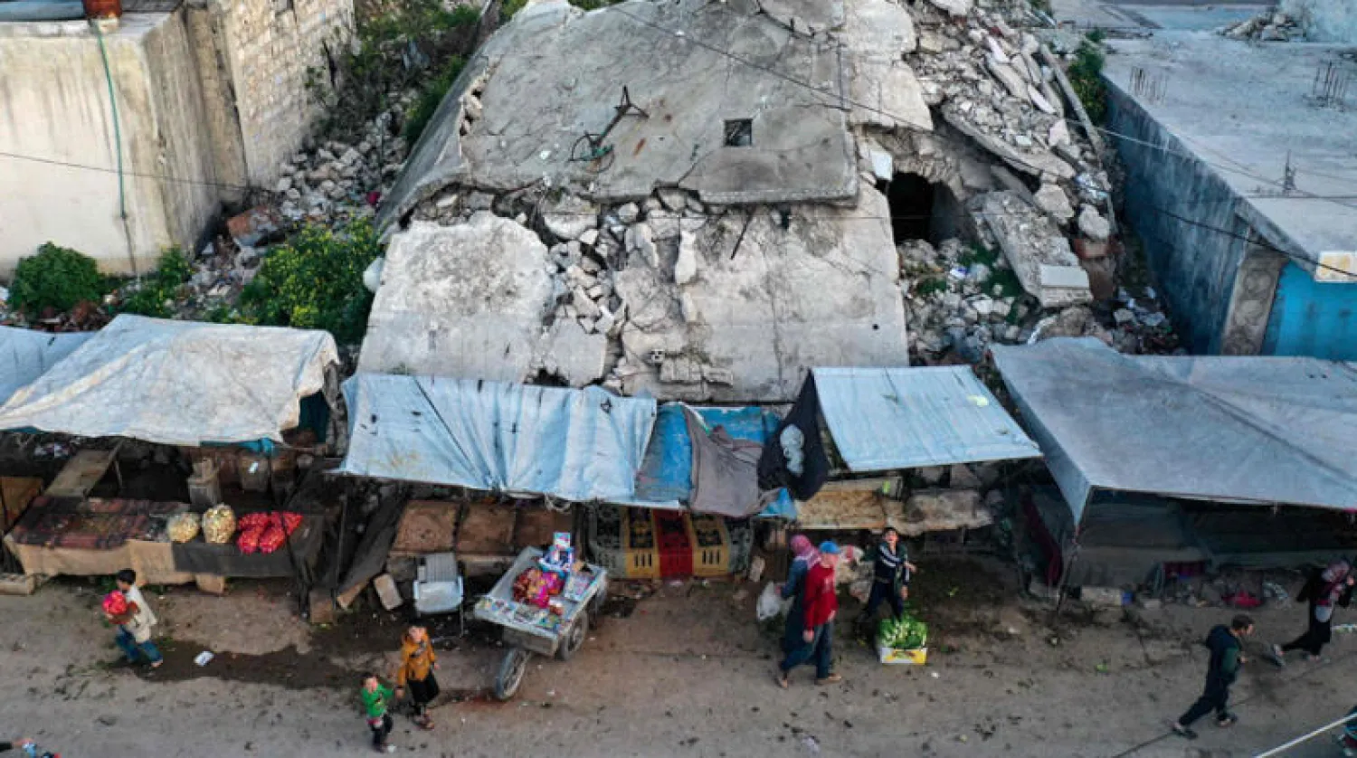 سوق خضار وسط الدمار في أريحا بريف إدلب أول من أمس (أ.ف.ب)