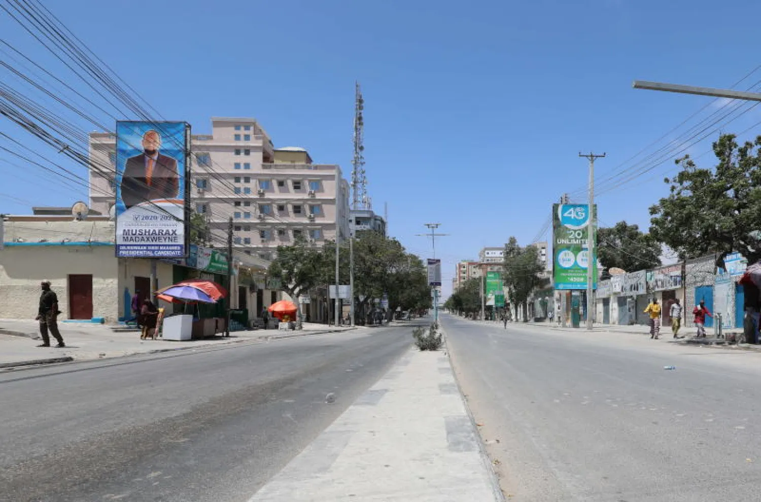 شارع شبه خال من المارة في مقديشو خلال اشتباكات بين القوات الحكومية وقوات المعارضة بسبب تأجيل الانتخابات (أرشيفية - رويترز)