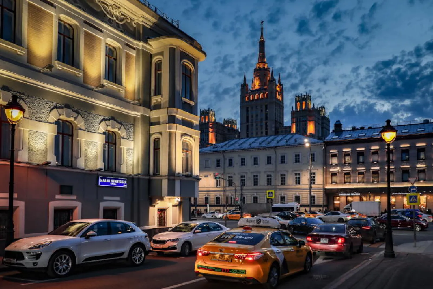 زحمة سيارات في أحد شوارع موسكو (إ.ب.أ)