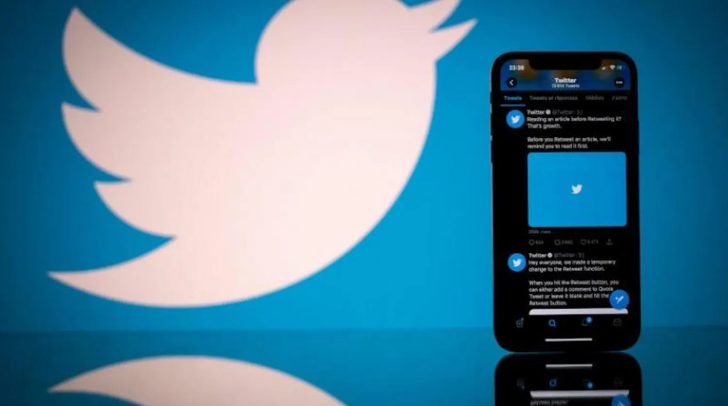 Fransa'da Twitter logosunun önünde bir telefon (AFP)
