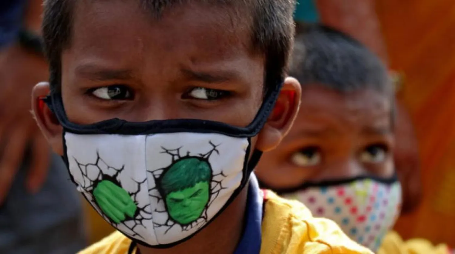 Çarşamba günü Mumbai’de maske takmış bir çocuk (Reuters)