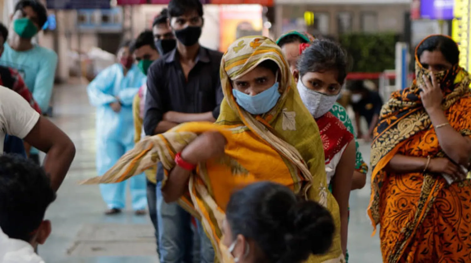 طوابير الانتظار للحصول على فحص «كورونا» في محطة قطارات بمومباي أمس (أ.ب)