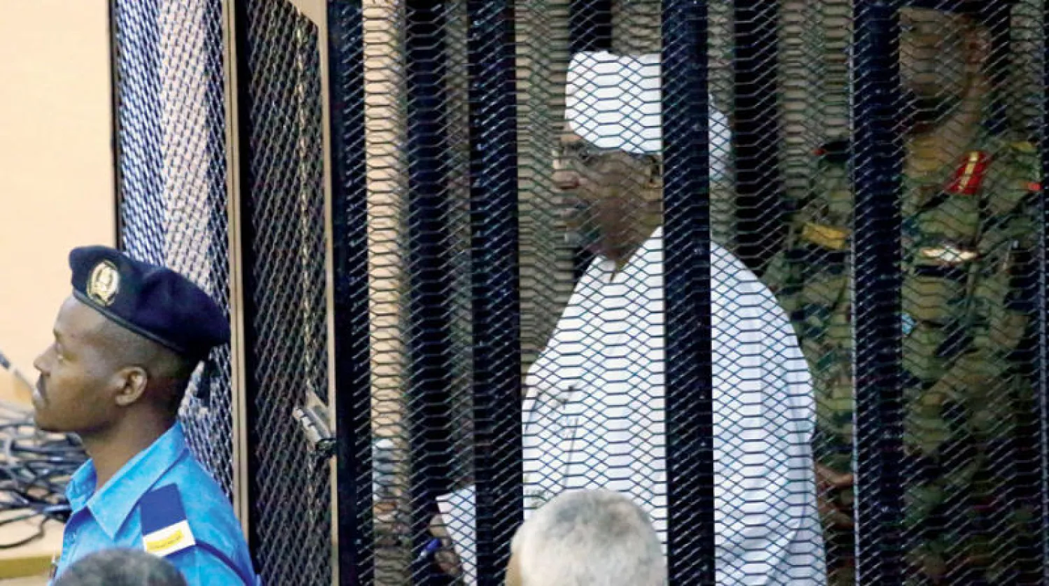 البشير خلال إحدى جلسات محاكمته في الخرطوم (رويترز)