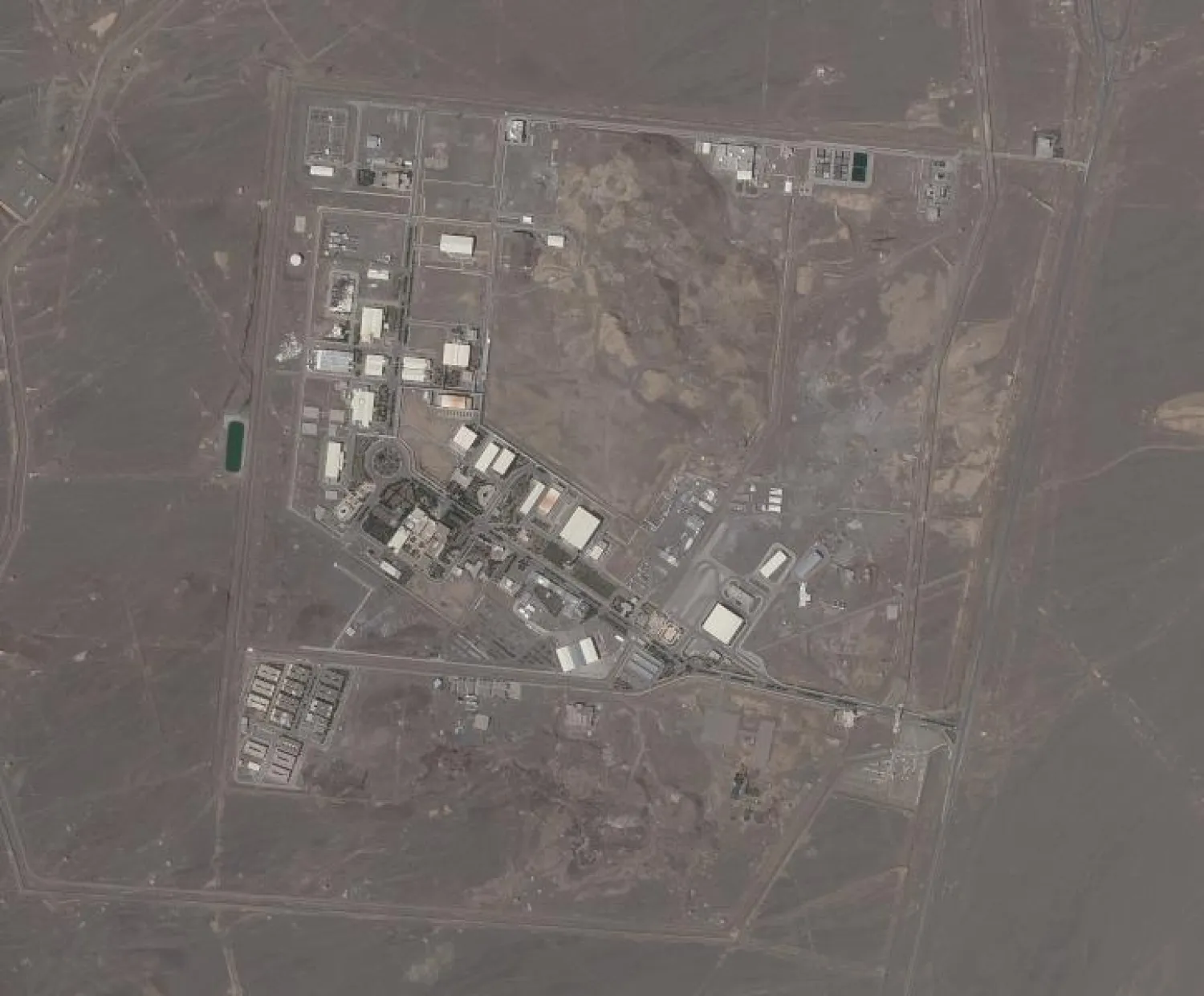 صورة بالقمر الصناعي لمنشأة نطنز لتخصيب اليورانيوم وسط إيران (أ.ب)