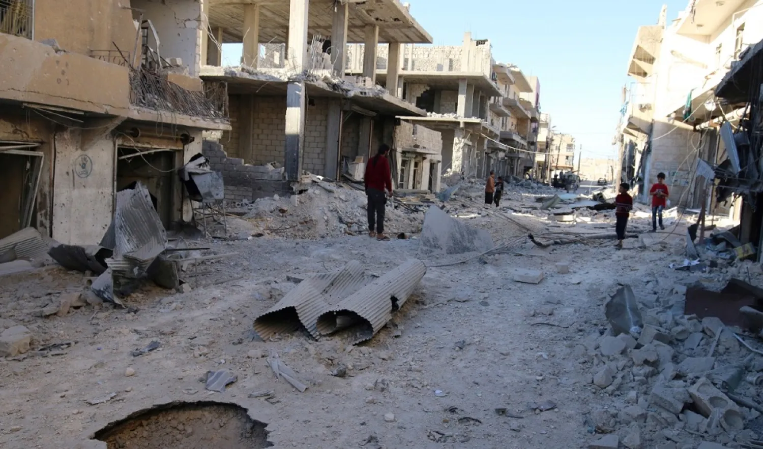 People inspect a damaged site after airstrikes in Aleppo, Syria October 1, 2016. (Reuters)