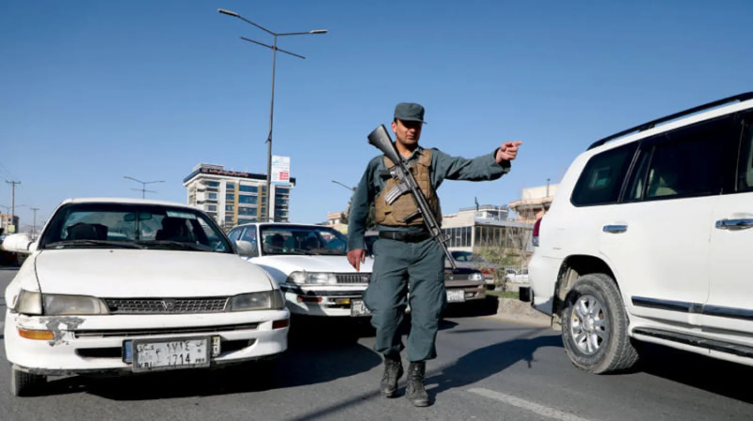 نقطة مراقبة تفتيش على الطريق السريعة خارج العاصمة كابل أمس (رويترز)




المصحح: عبد_الرحمن_مقلد