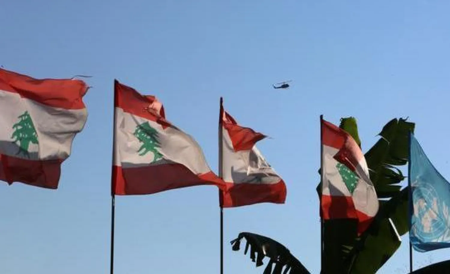 الأعلام اللبنانية ترفرف في بلدة الناقورة جنوب لبنان (أرشيفية - رويترز)