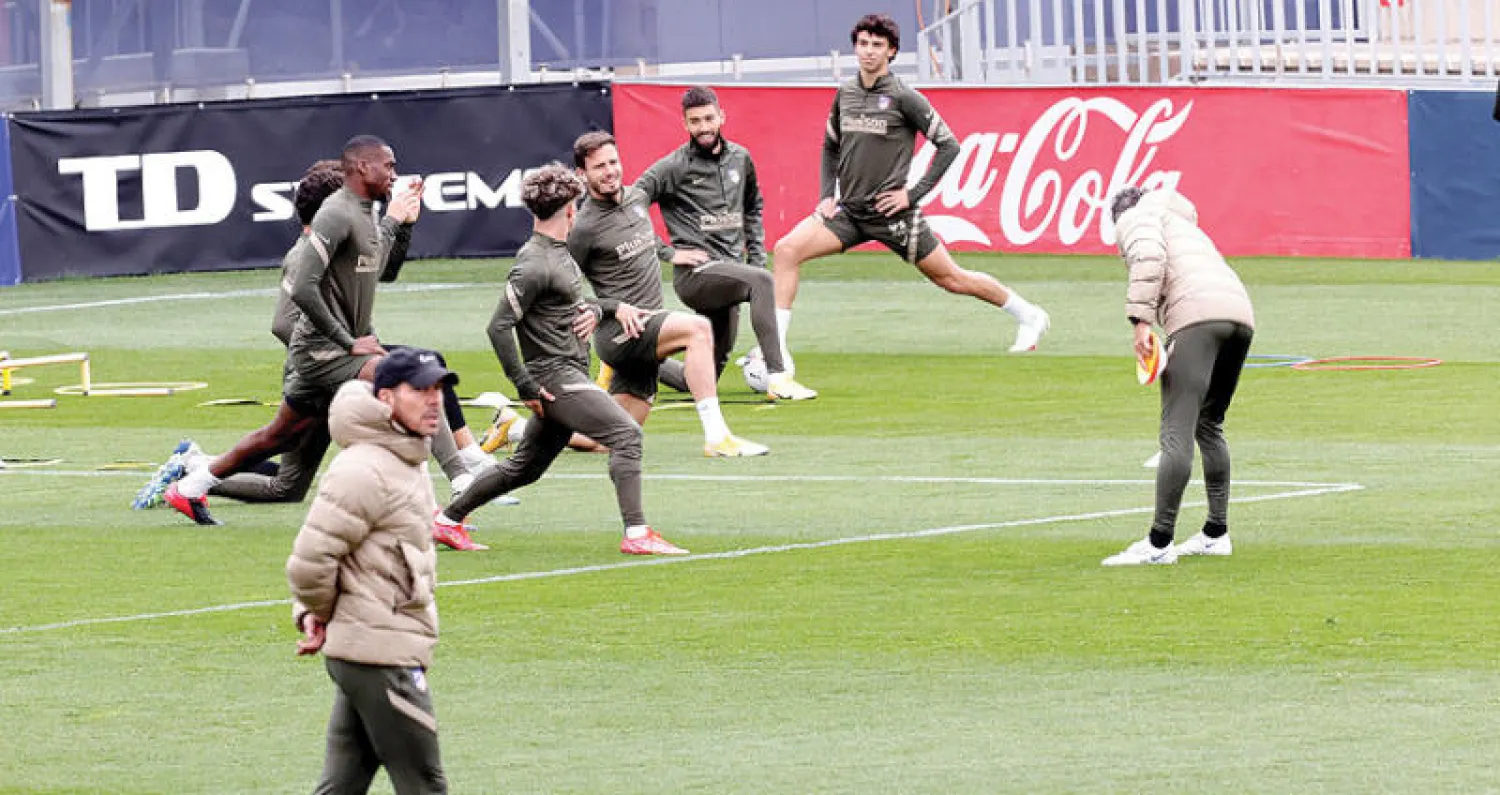 لاعبو أتلتيكو بقيادة المدرب سيميوني يدركون أن أي إهدار للنقاط سيفقدهم الصدارة (إ.ب.أ)