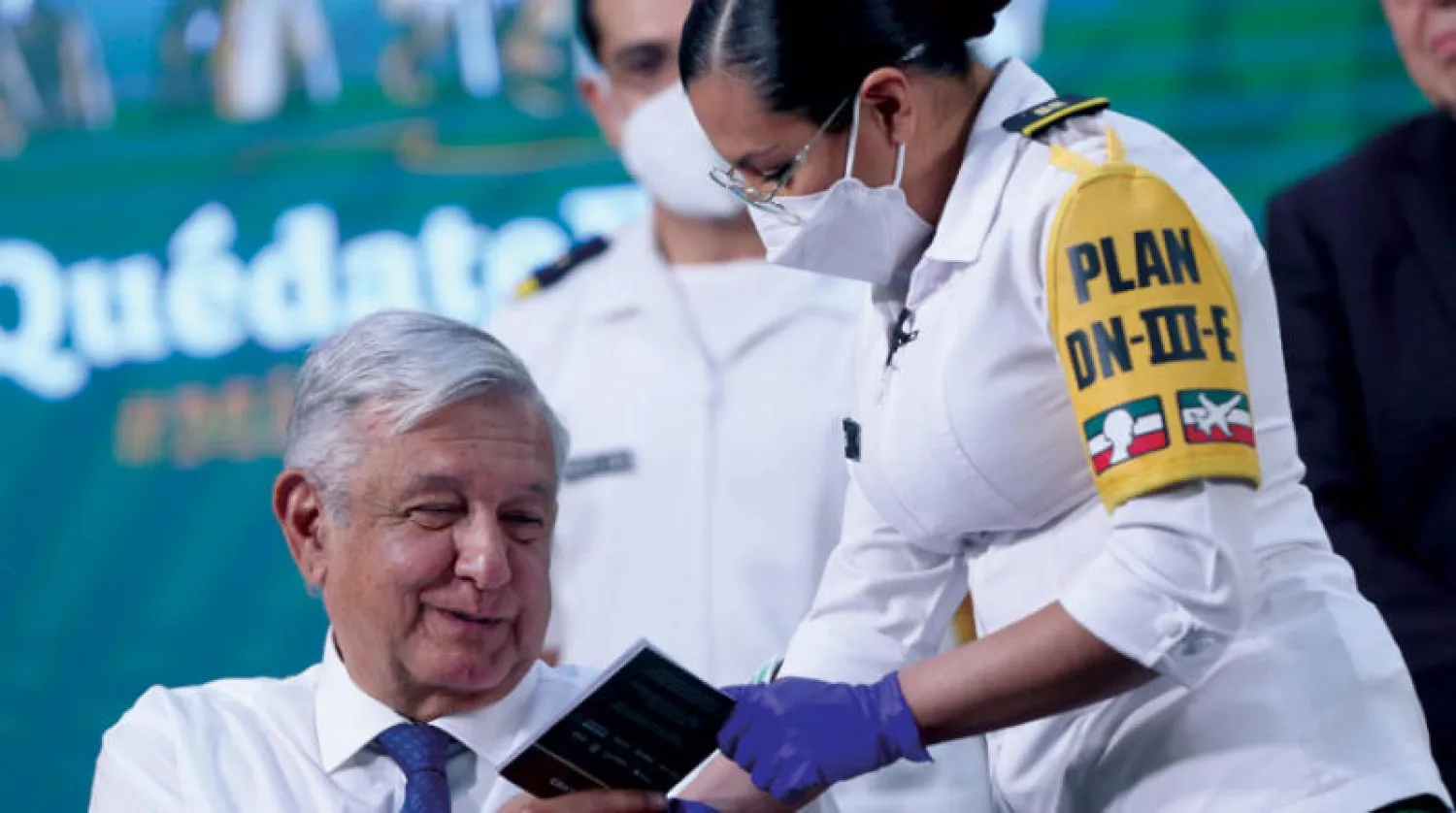 الرئيس المكسيكي أندريس مانويل لوبيز أوبرادور يتلقى لقاح «أسترازينيكا» (إ.ب.أ)