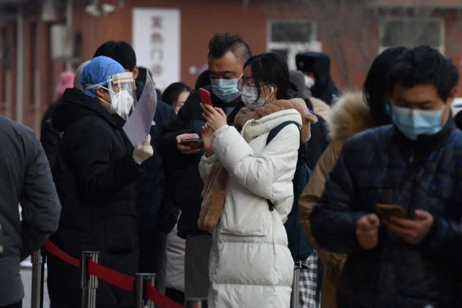 مواطنون صينيون يتصفحون هواتفهم (أ.ف.ب)