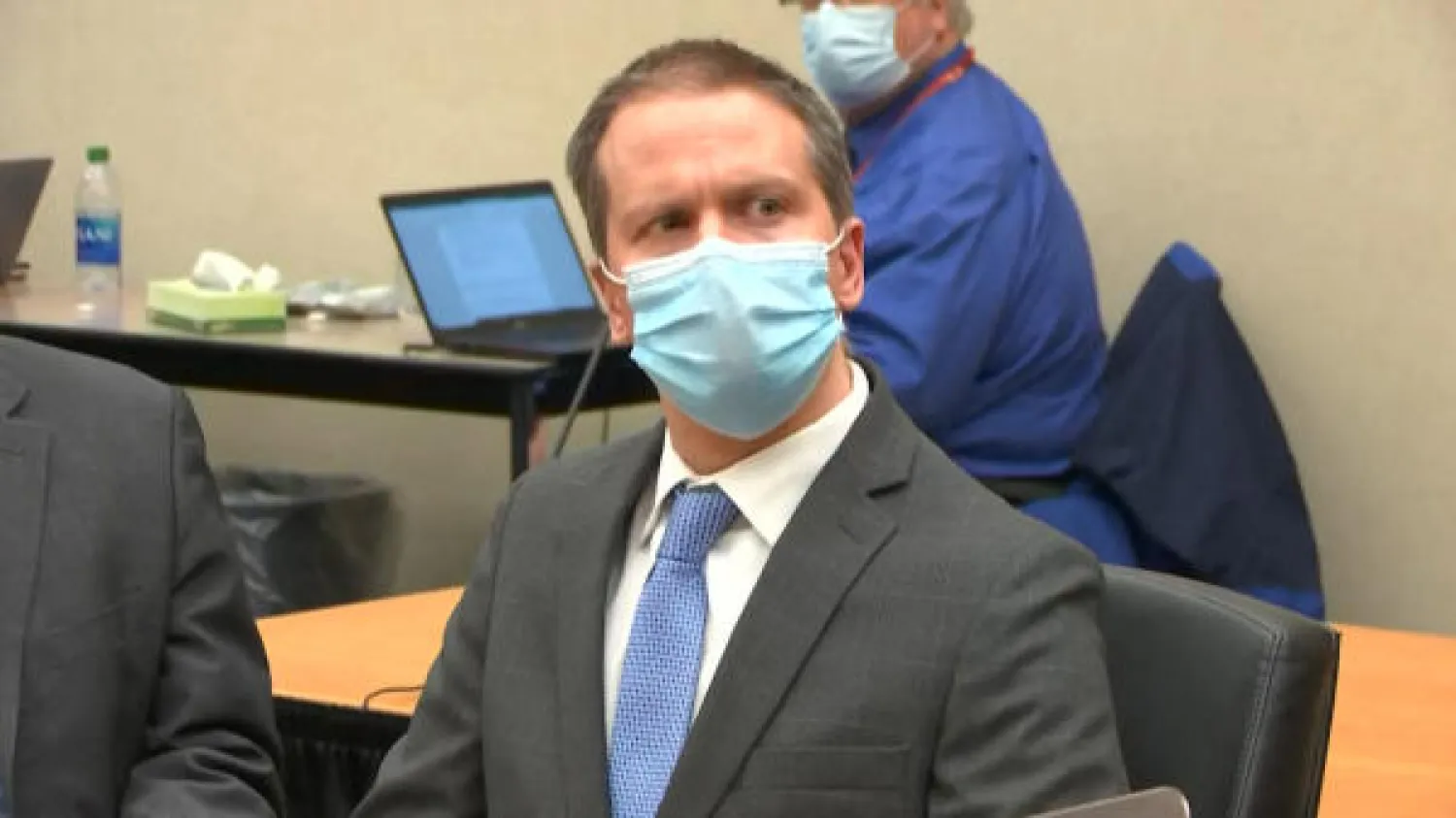 للشرطي السابق ديريك شوفين أثناء النطق بحكم إدانته (ا.ف.ب)