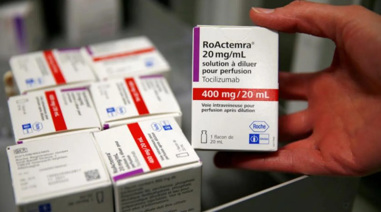 Tocilizumab ilacını tutan bir eczacı (Reuters)
