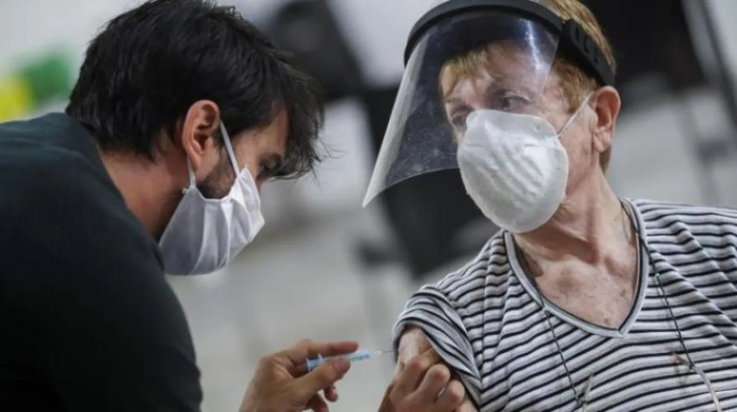 سيدة تتلقى جرعة من لقاح فيروس كورونا (رويترز)