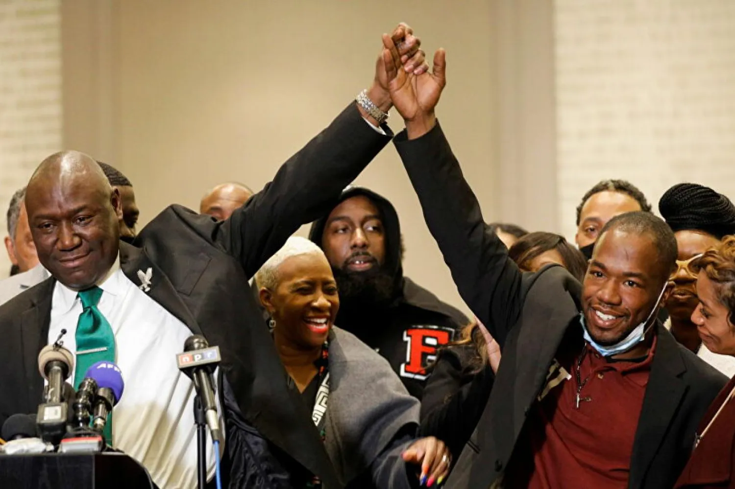 Floyd'un erkek kardeşleri, mahkeme kararı sonrasında basın toplantısı düzenledi (AP)