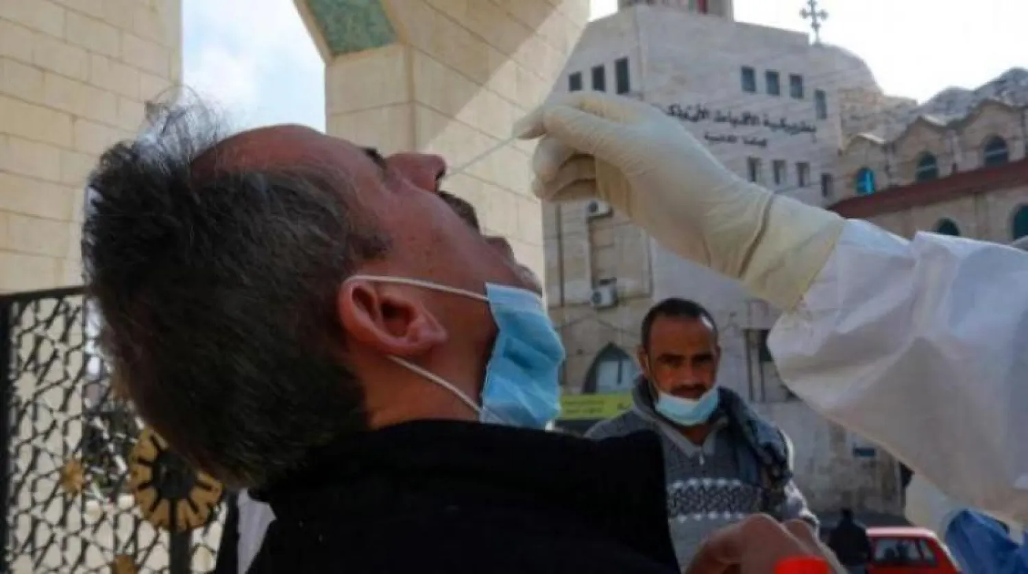 رجل يخضع لفحص «كورونا» في عمّان (أ.ف.ب)