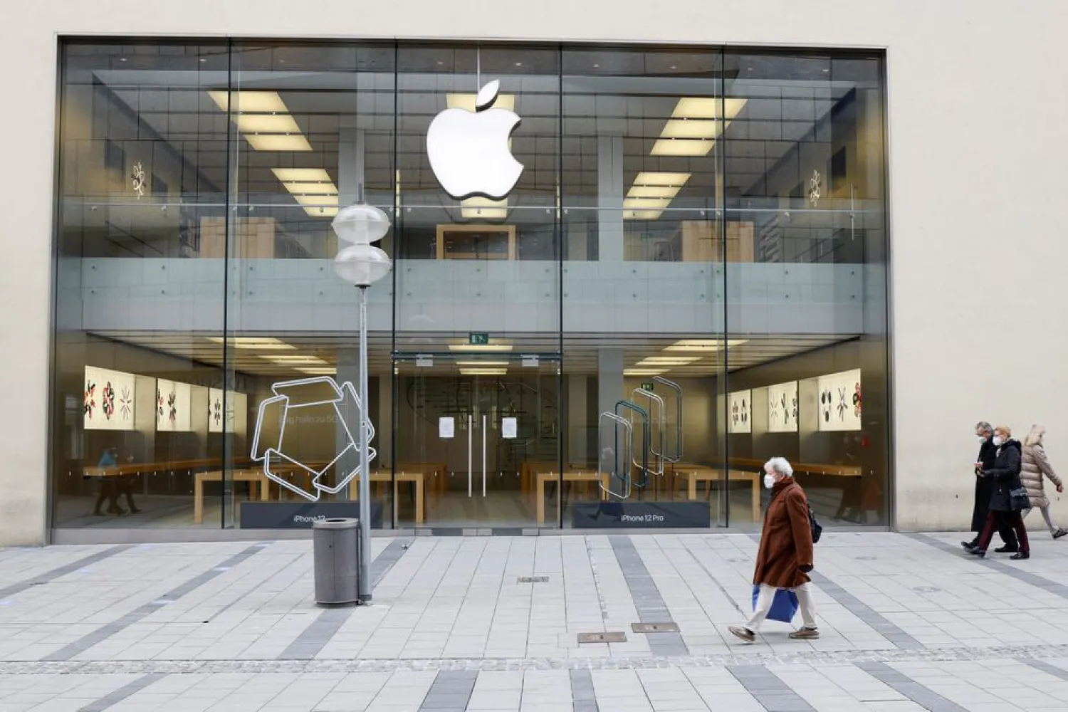 'Apple' store is seen closed due to the coronavirus disease (COVID-19) pandemic in Munich, Germany, February 5, 2021. Picture taken February 5, 2021. REUTERS/Michaela Rehle