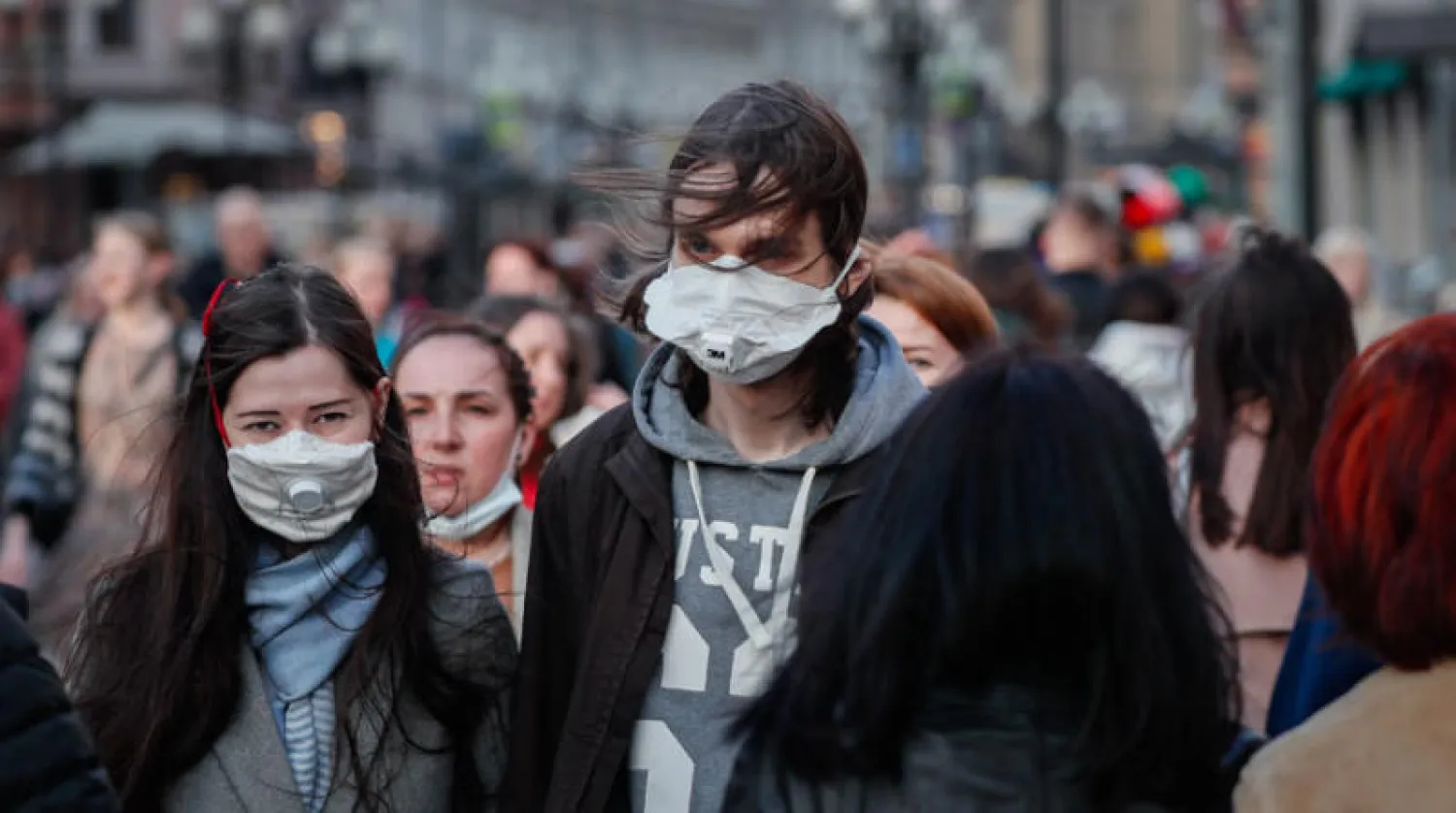 أشخاص يرتدون كمامات في شوارع موسكو (إ.ب.أ)