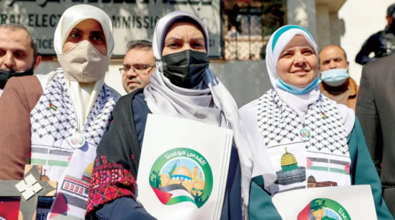 Geçen ay Gazze’deki seçim listesine kayıtlarını yaptıran Hamas temsilcileri. (Reuters)