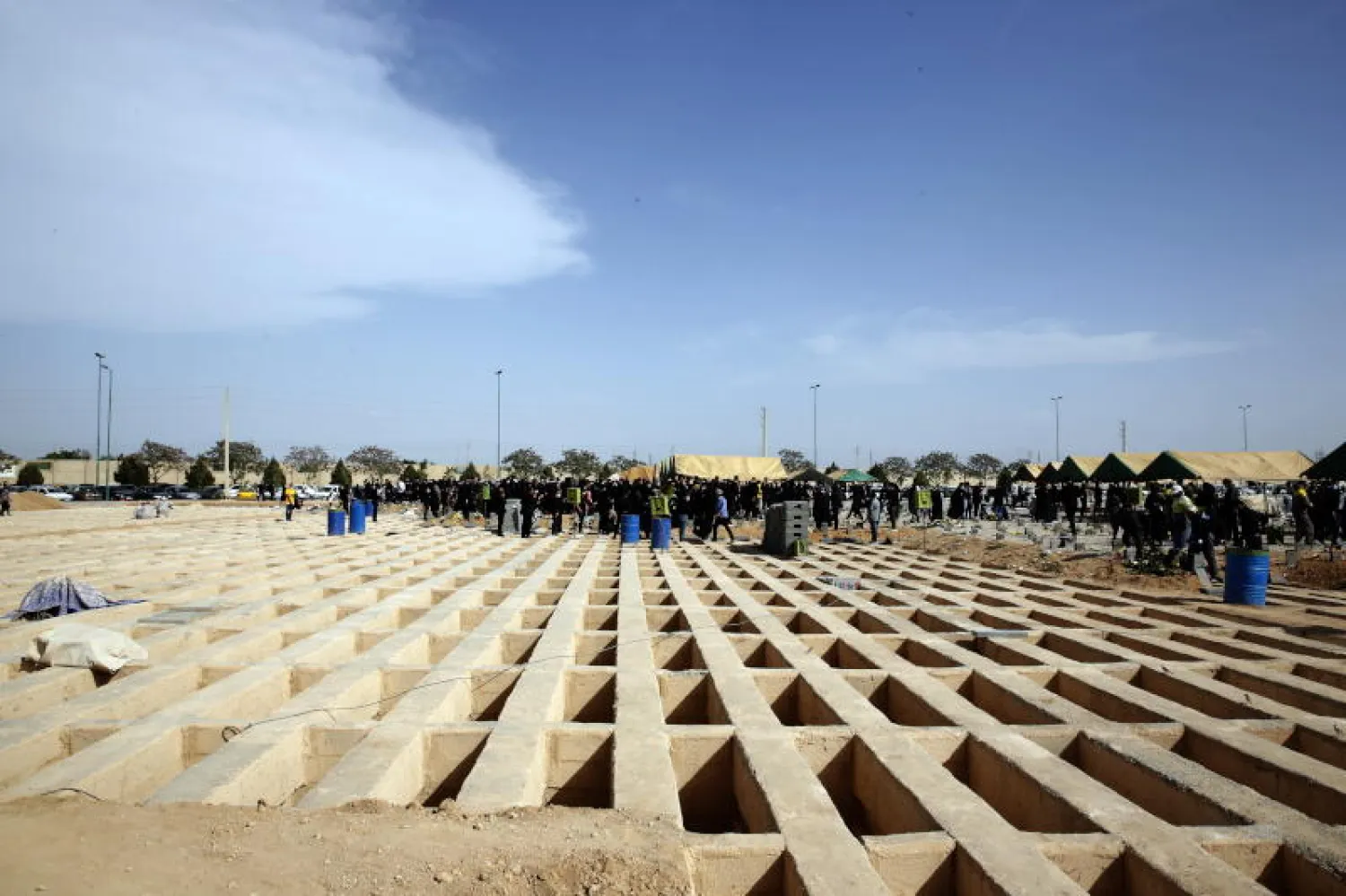 مقبرة "بهشت الزهراء" المركزية في طهران (إ.ب.أ)