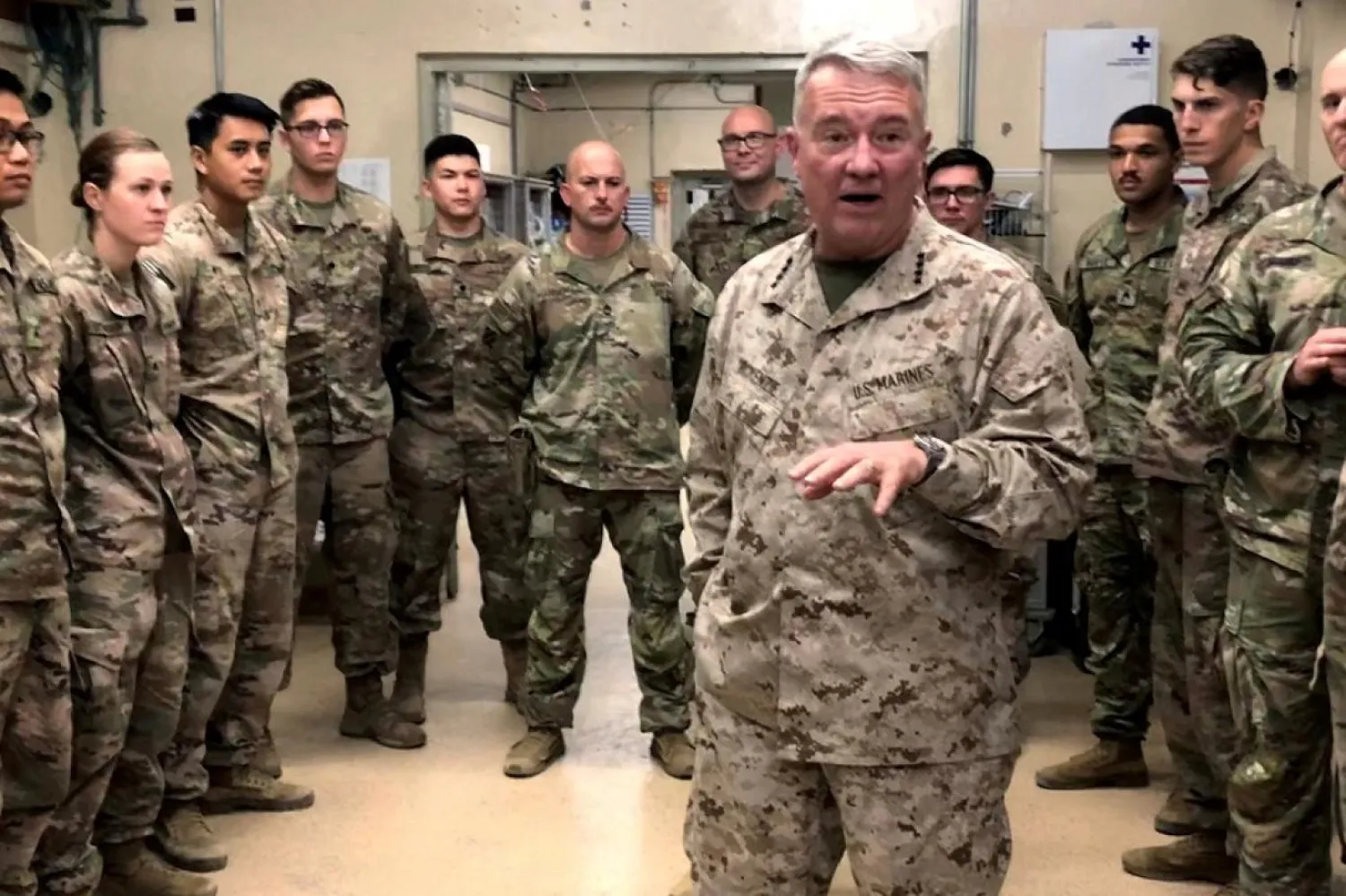 ABD Merkez Kuvvetler (CENTCOM) Komutanı Orgeneral Kenneth F. McKenzie, 9 Eylül 2019'da Afganistan'ın Celalabad şehrindeki Fenty İleri Operasyon Üssü’de (FOB) askerlerle konuşurken (Reuters)